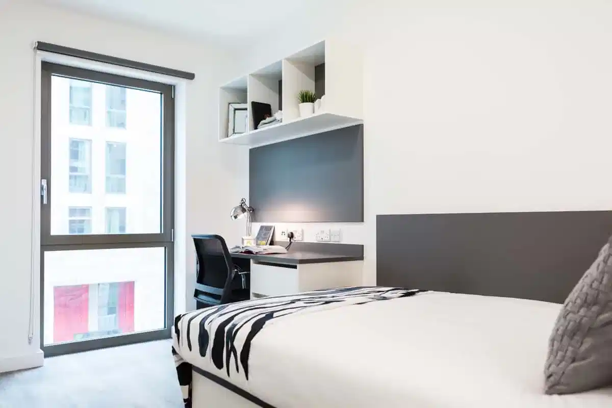 Bedroom?w=400&h=260&fit=crop&q=40&auto=format&trim=auto