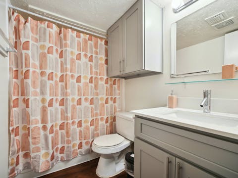 common-red-river-bathroom-1-austin-room-rentals