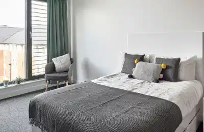 Bedroom?w=400&h=260&fit=crop&q=40&auto=format&trim=auto
