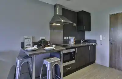 Amenities?w=400&h=260&fit=crop&q=40&auto=format&trim=auto
