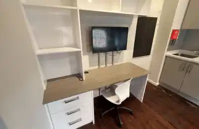 Bedroom?w=400&h=260&fit=crop&q=40&auto=format&trim=auto