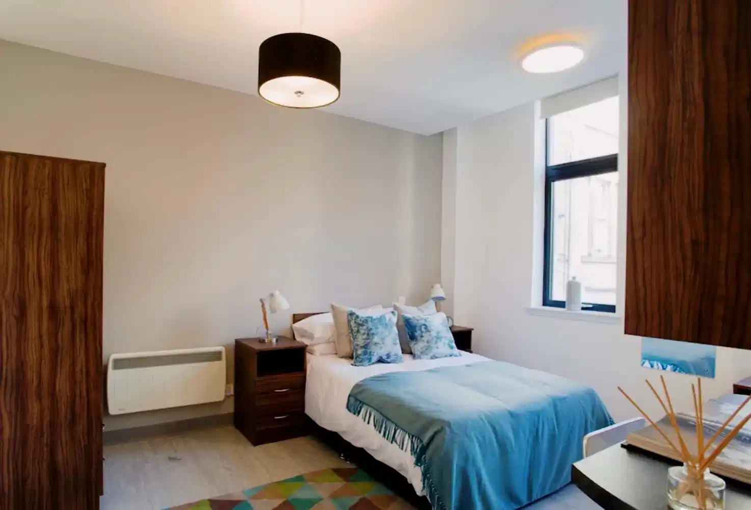 Bedroom?w=400&h=260&fit=crop&q=40&auto=format&trim=auto