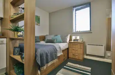 Exterior?w=400&h=260&fit=crop&q=40&auto=format&trim=auto