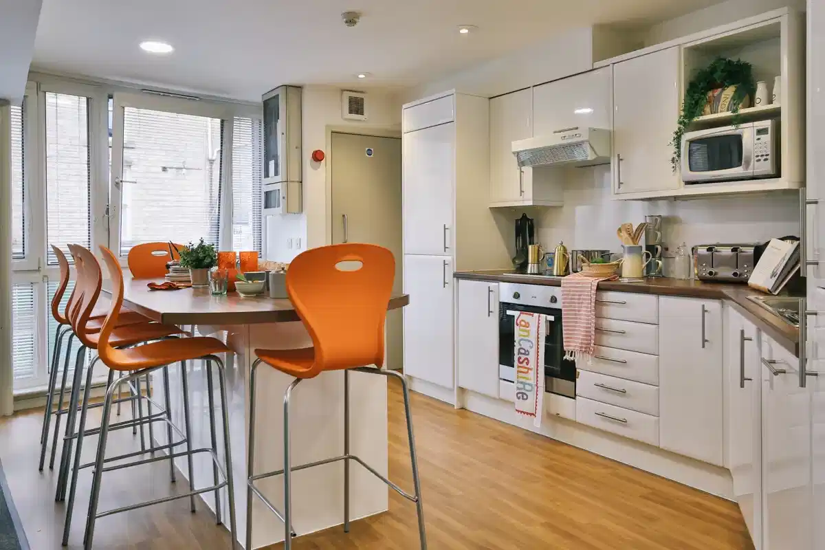 Kitchen?w=400&h=260&fit=crop&q=40&auto=format&trim=auto