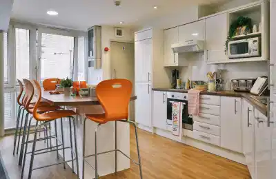Kitchen?w=400&h=260&fit=crop&q=40&auto=format&trim=auto