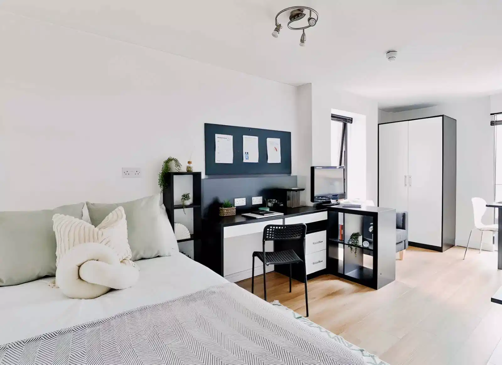 Amenities?w=400&h=260&fit=crop&q=40&auto=format&trim=auto