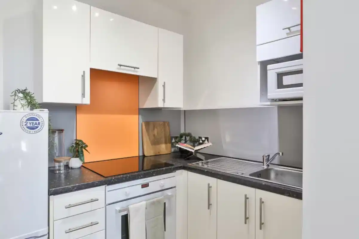 Kitchen?w=400&h=260&fit=crop&q=40&auto=format&trim=auto