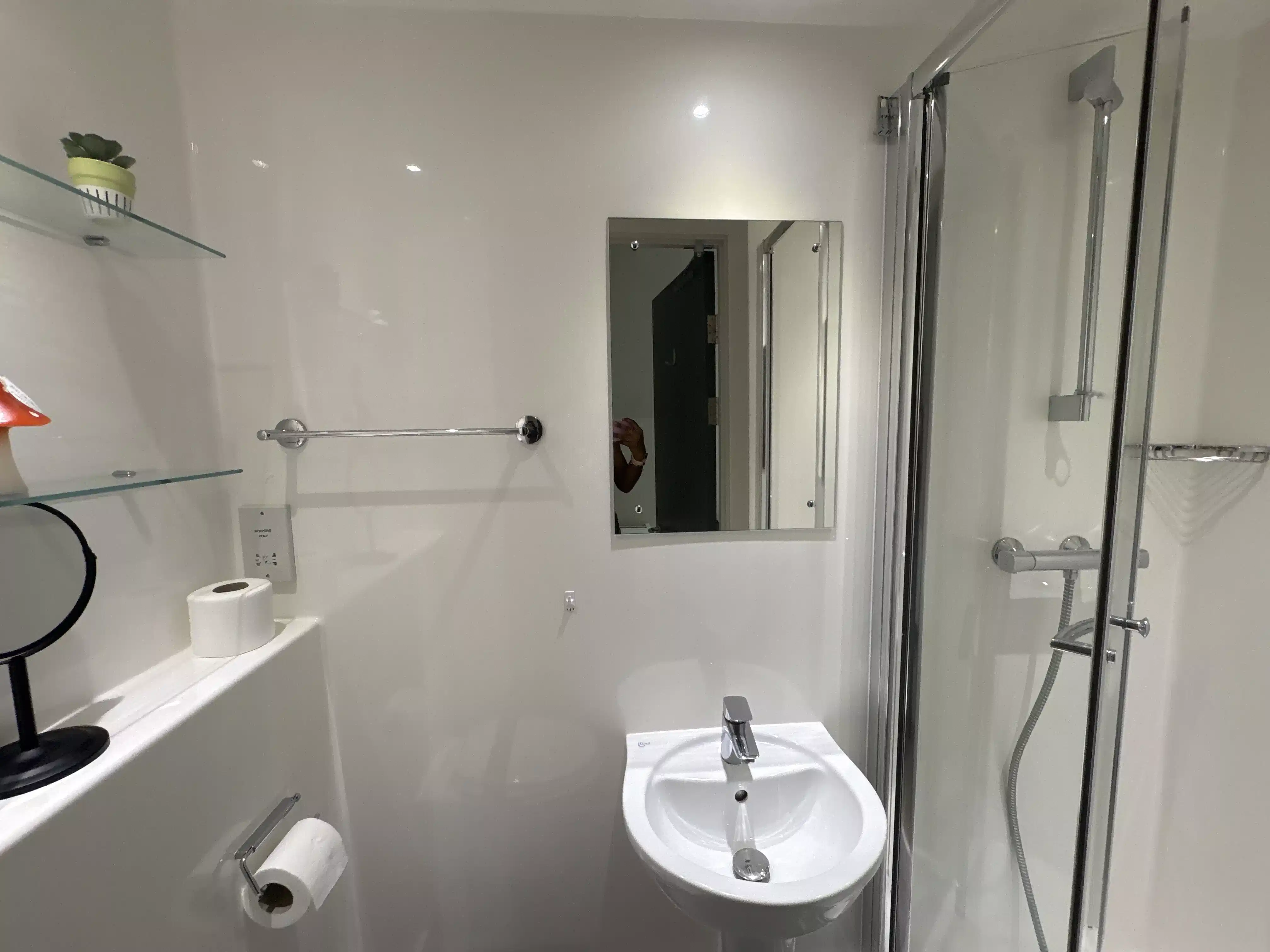 Amenities?w=400&h=260&fit=crop&q=40&auto=format&trim=auto