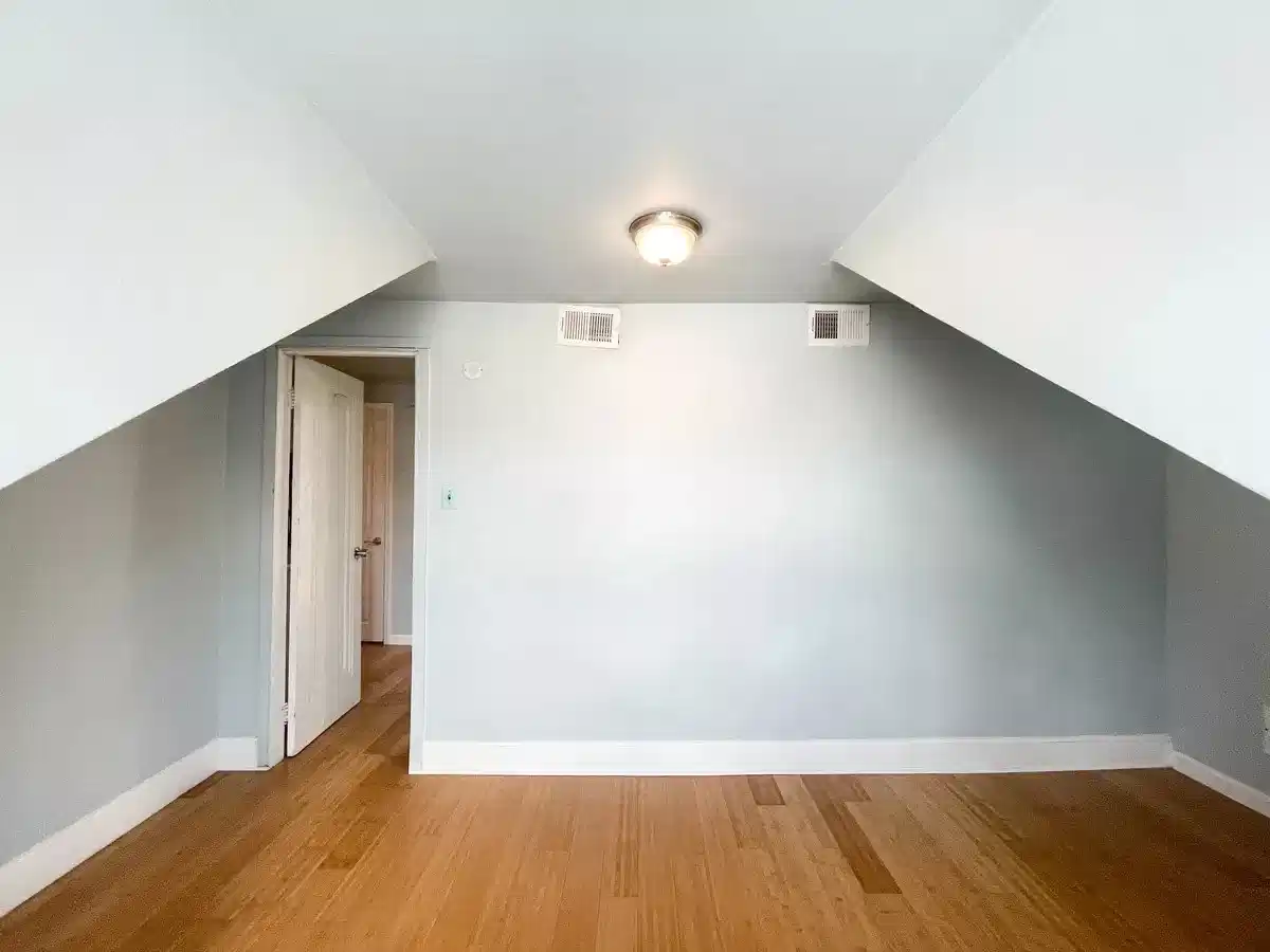 Room?w=400&h=260&fit=crop&q=40&auto=format&trim=auto