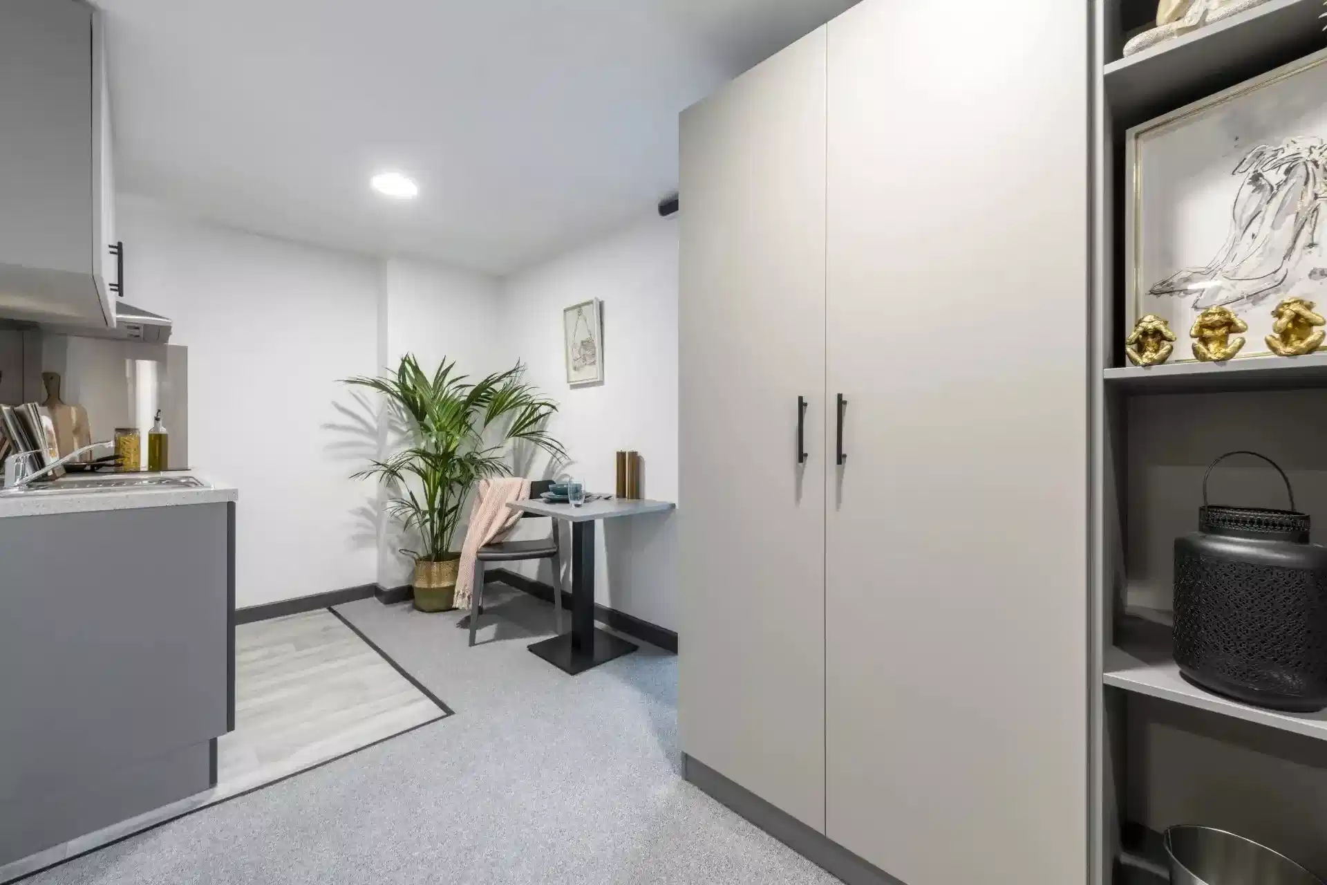 Common Area?w=400&h=260&fit=crop&q=40&auto=format&trim=auto