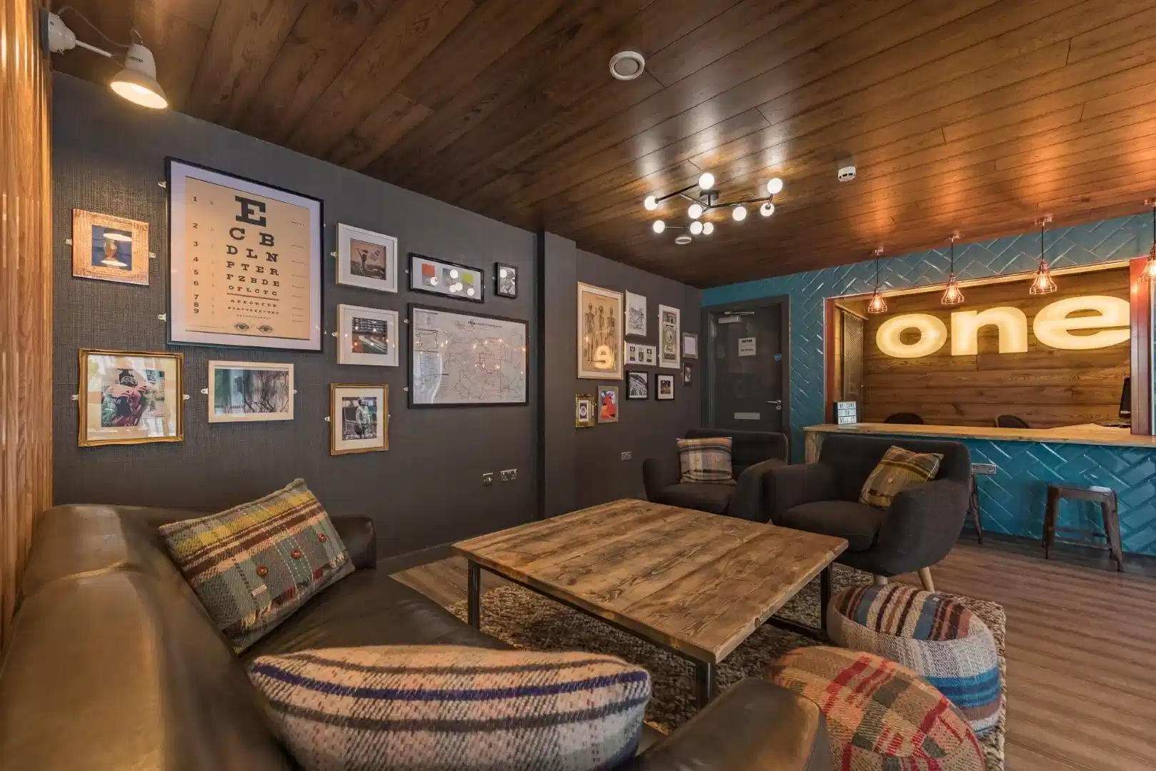 Bedroom?w=400&h=260&fit=crop&q=40&auto=format&trim=auto