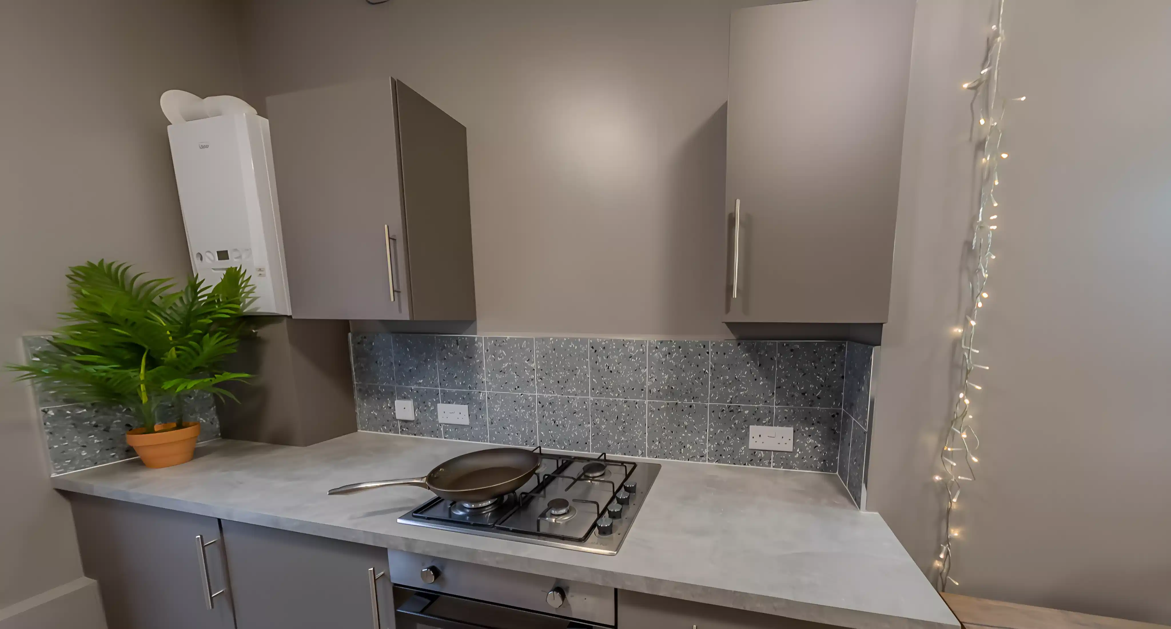 Bathroom?w=400&h=260&fit=crop&q=40&auto=format&trim=auto