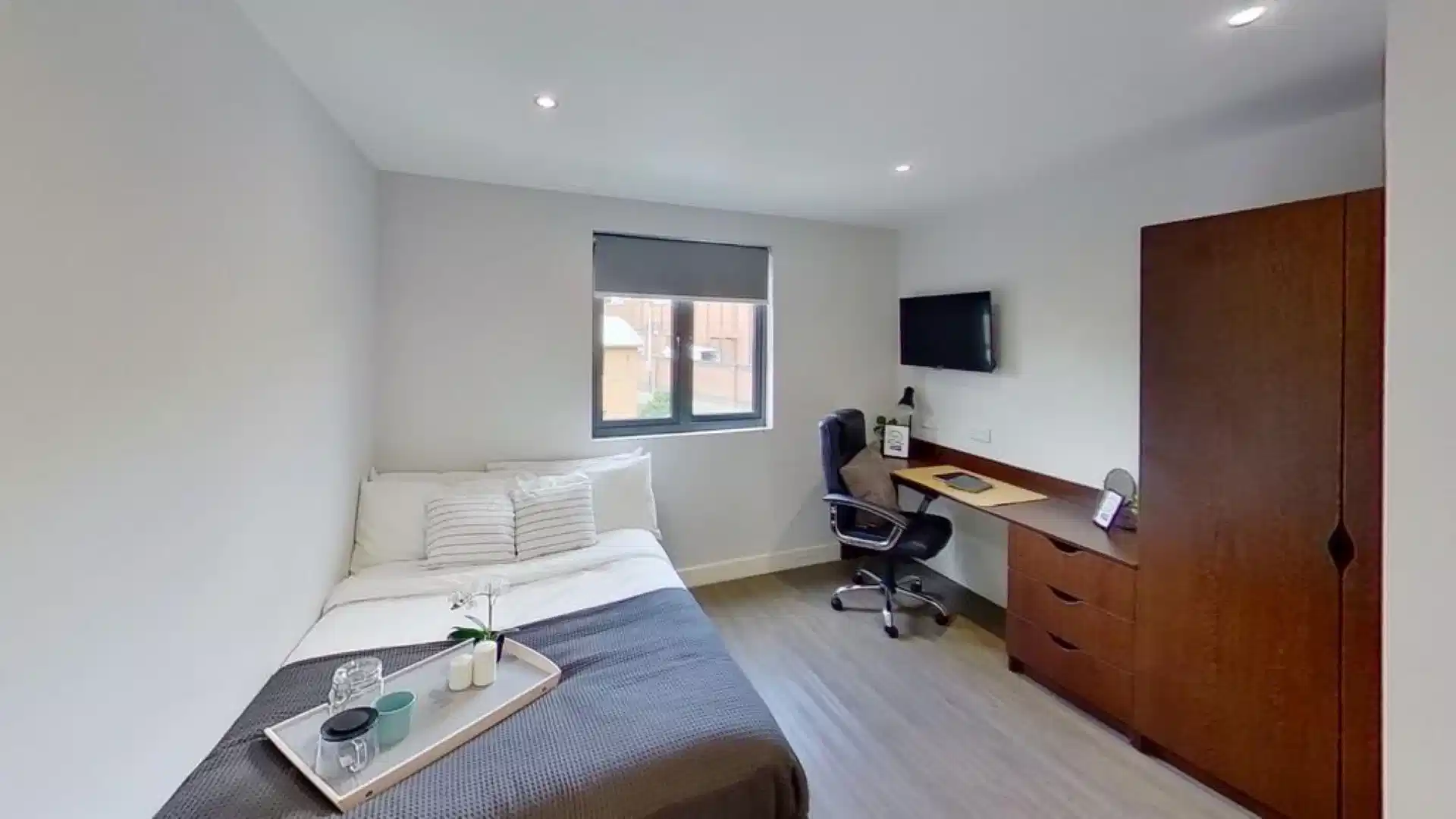 Bedroom?w=400&h=260&fit=crop&q=40&auto=format&trim=auto