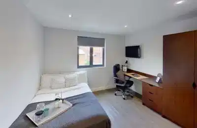 Bedroom?w=400&h=260&fit=crop&q=40&auto=format&trim=auto