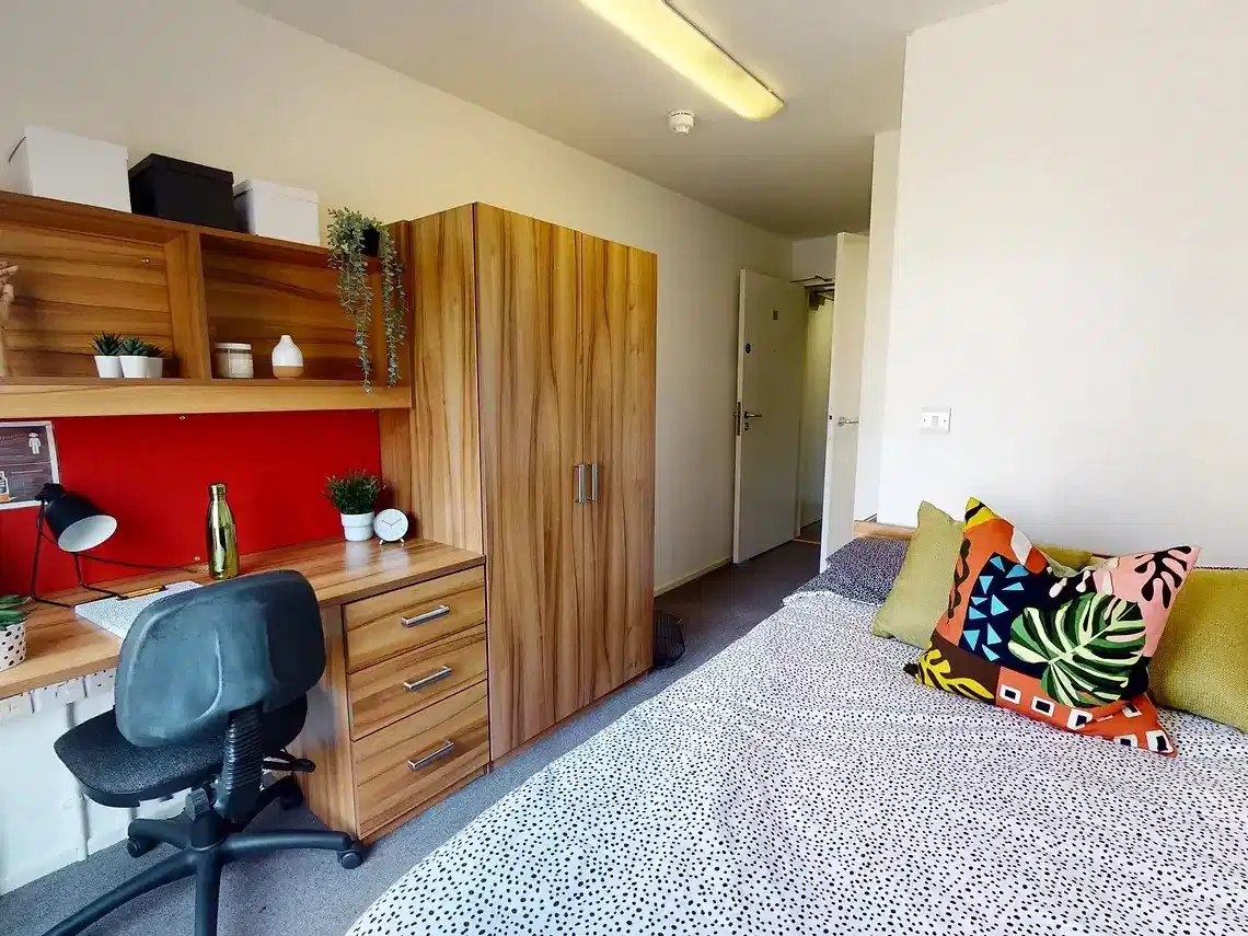 Common Area?w=400&h=260&fit=crop&q=40&auto=format&trim=auto