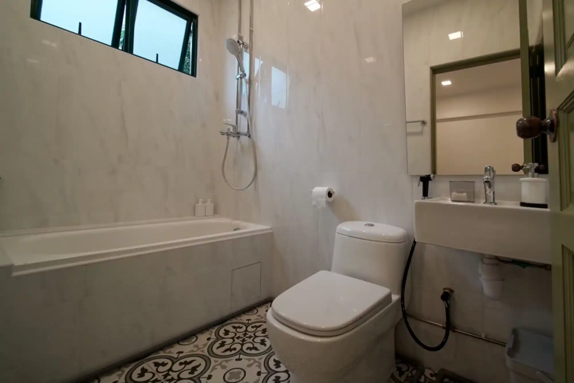 Tap Luxe - Bedroom?w=400&h=260&fit=crop&q=40&auto=format&trim=auto