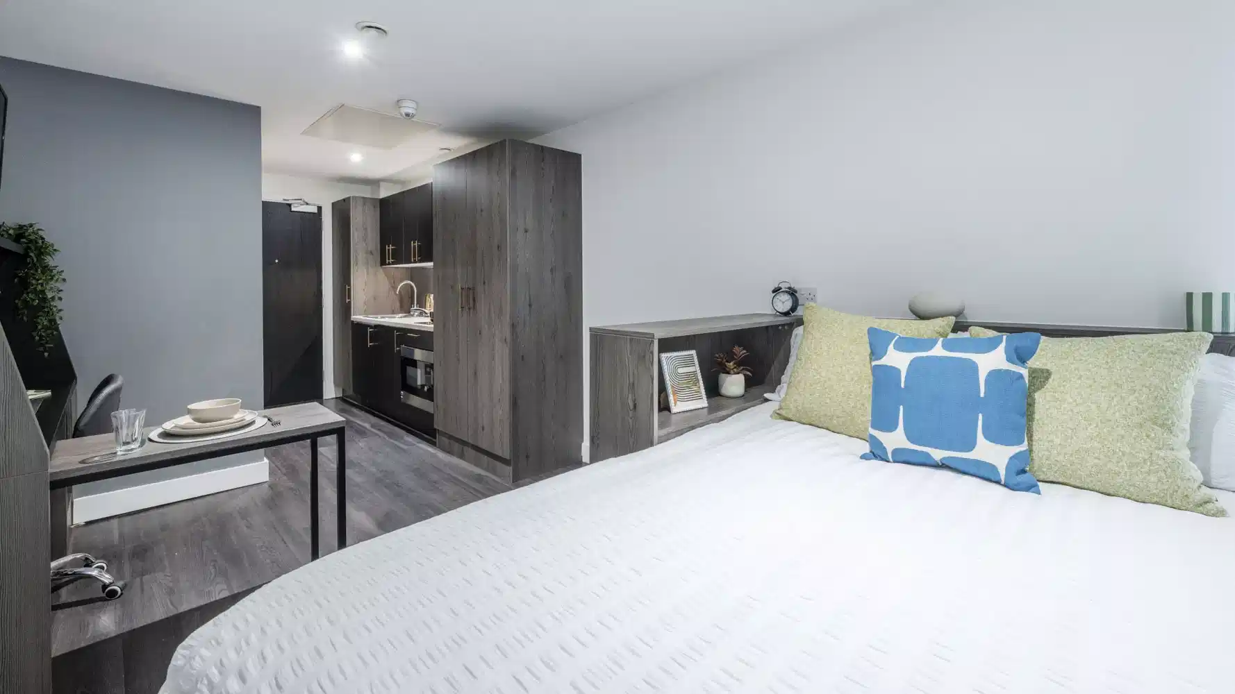 Amenities?w=400&h=260&fit=crop&q=40&auto=format&trim=auto