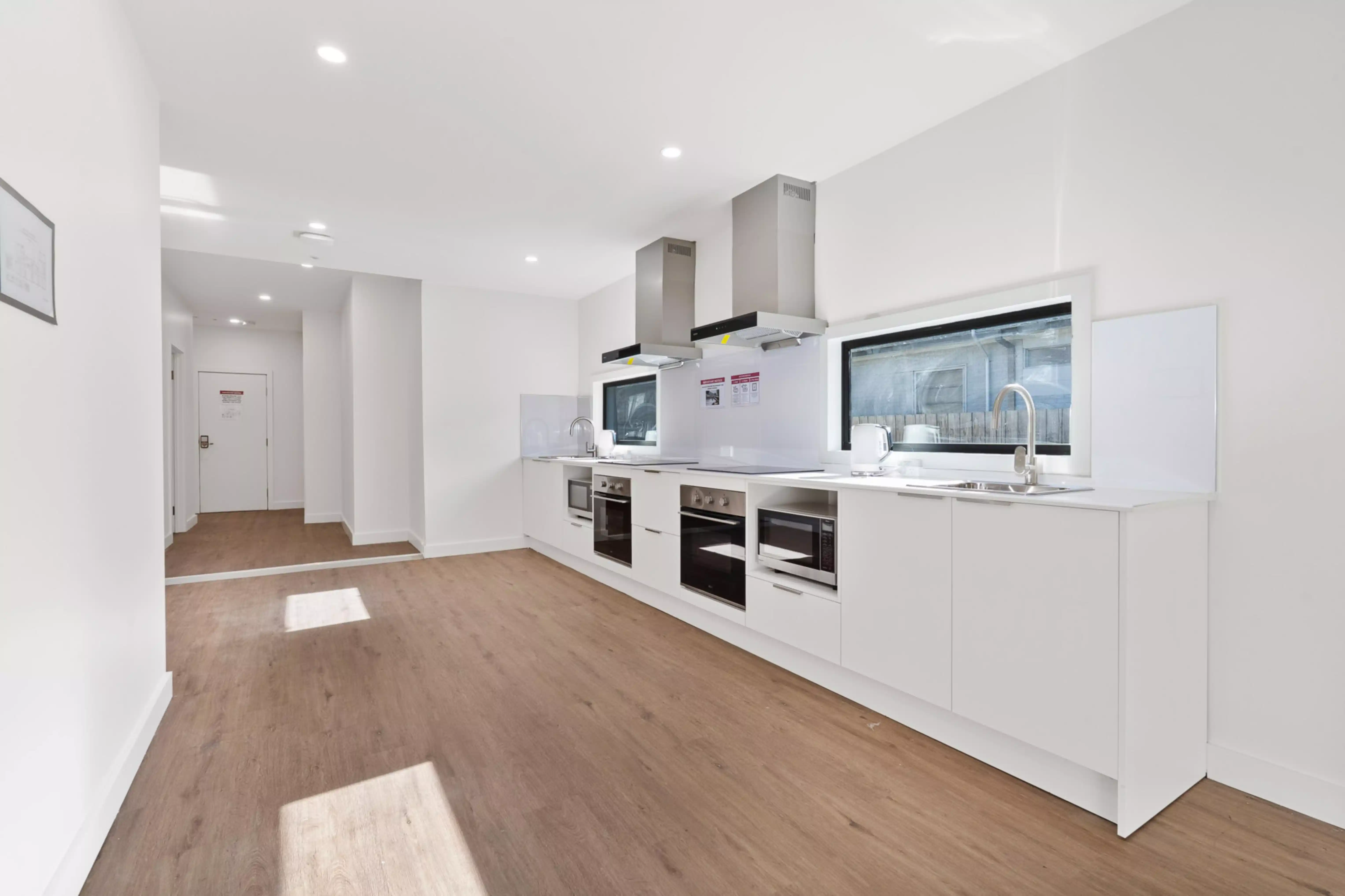 Kitchen?w=400&h=260&fit=crop&q=40&auto=format&trim=auto