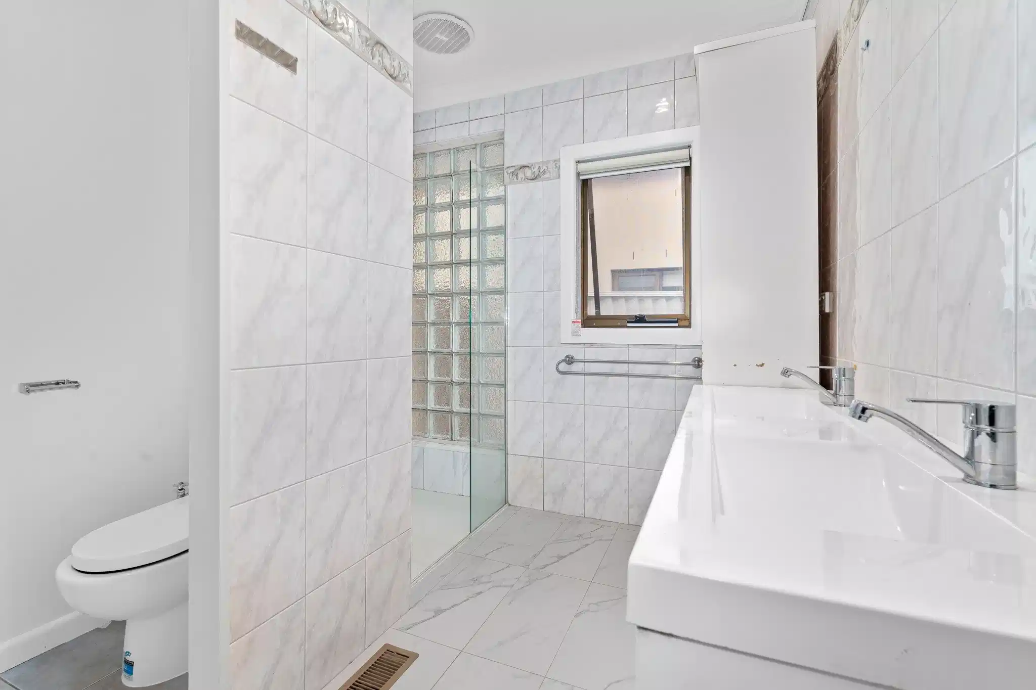 Single Room Ensuite - Bedroom?w=400&h=260&fit=crop&q=40&auto=format&trim=auto