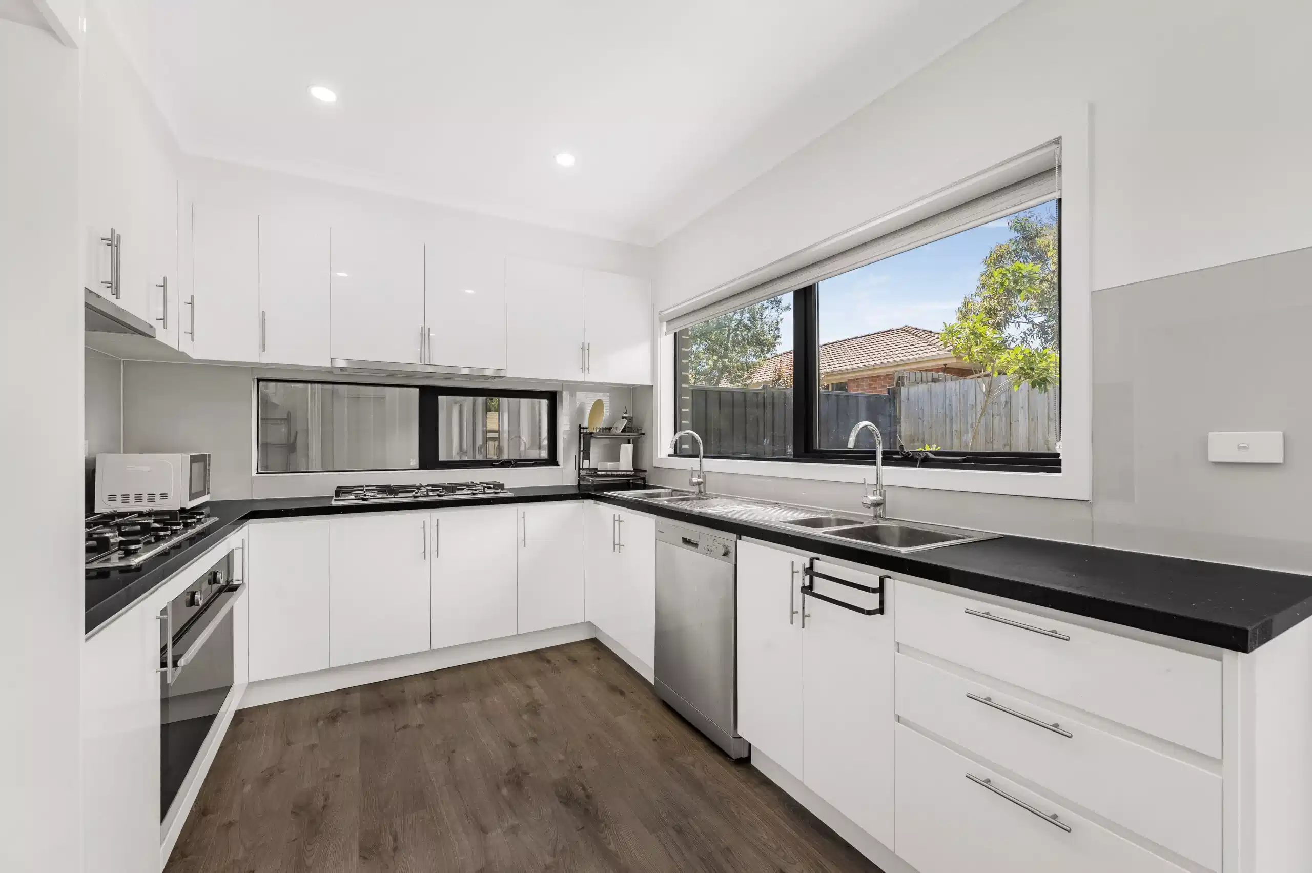 Kitchen?w=400&h=260&fit=crop&q=40&auto=format&trim=auto
