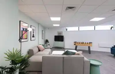 Common Area?w=400&h=260&fit=crop&q=40&auto=format&trim=auto