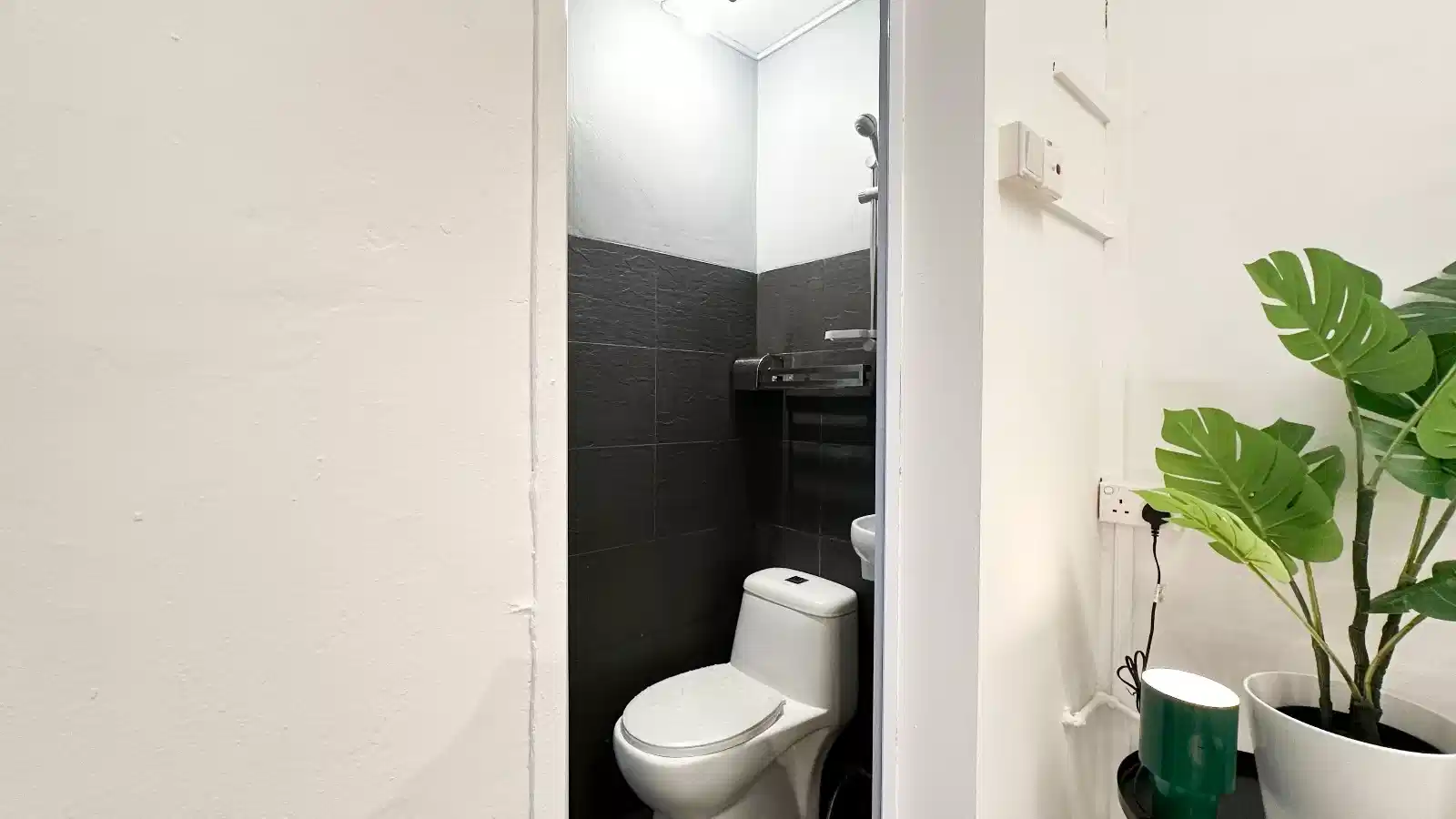 Bedroom?w=400&h=260&fit=crop&q=40&auto=format&trim=auto