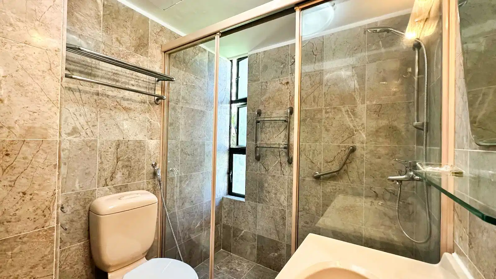 Room in a 5 Bedroom Apartment, 2 Pandan Valley, Singapore 597626 - Singapore, Singapore - Bathroom