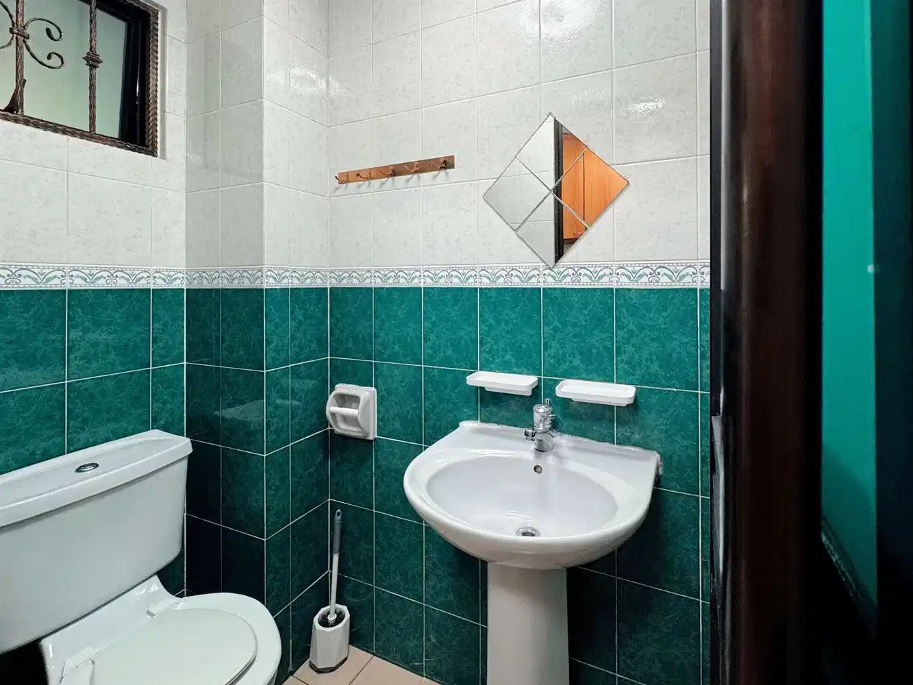 Deluxe Single Room - Shared Bathroom - Large Window - Bedroom?w=400&h=260&fit=crop&q=40&auto=format&trim=auto