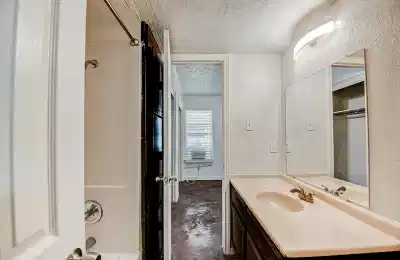 Starlite, Denton - Denton, Texas, United States - Bathroom