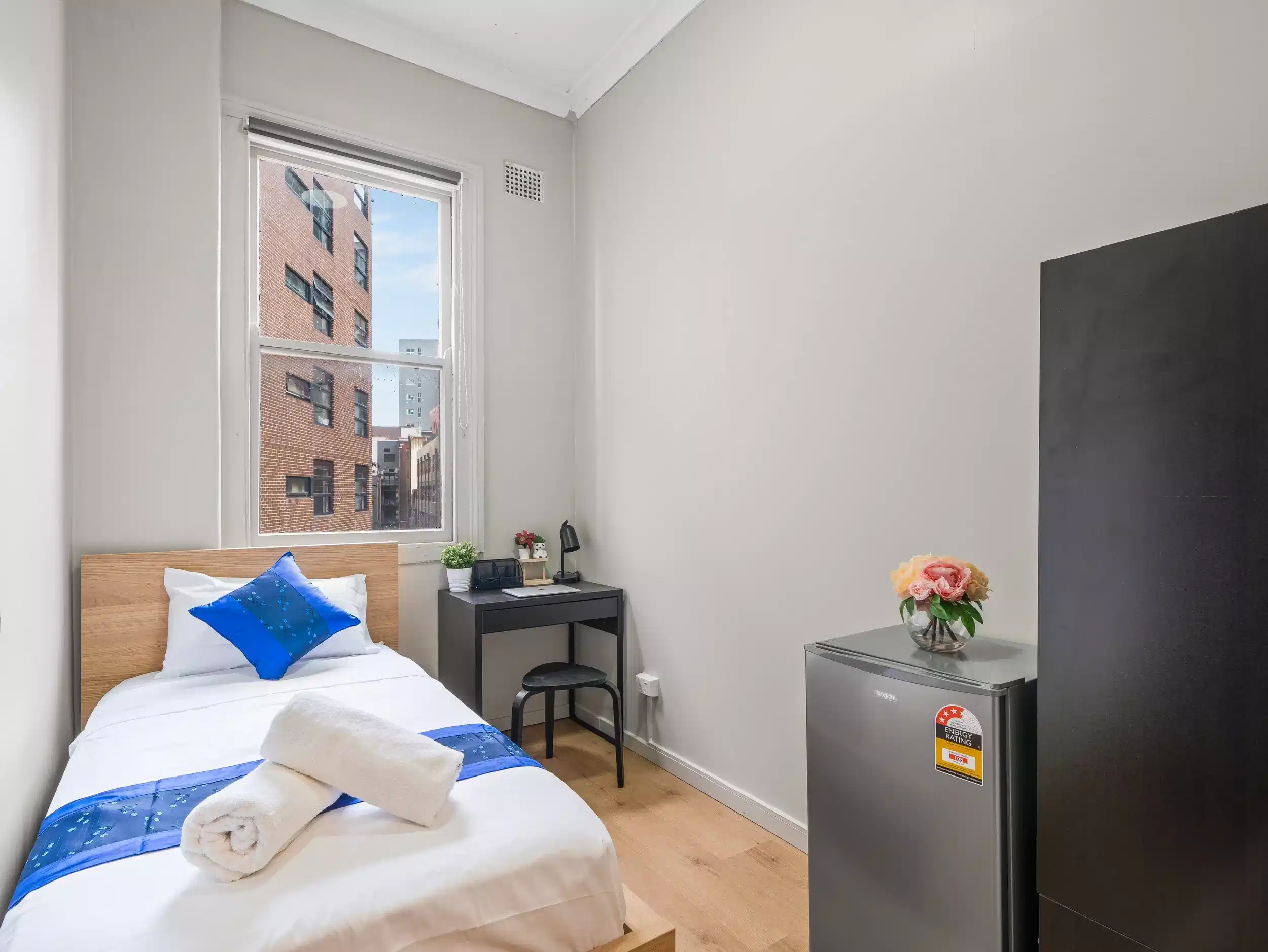 Bedroom?w=400&h=260&fit=crop&q=40&auto=format&trim=auto