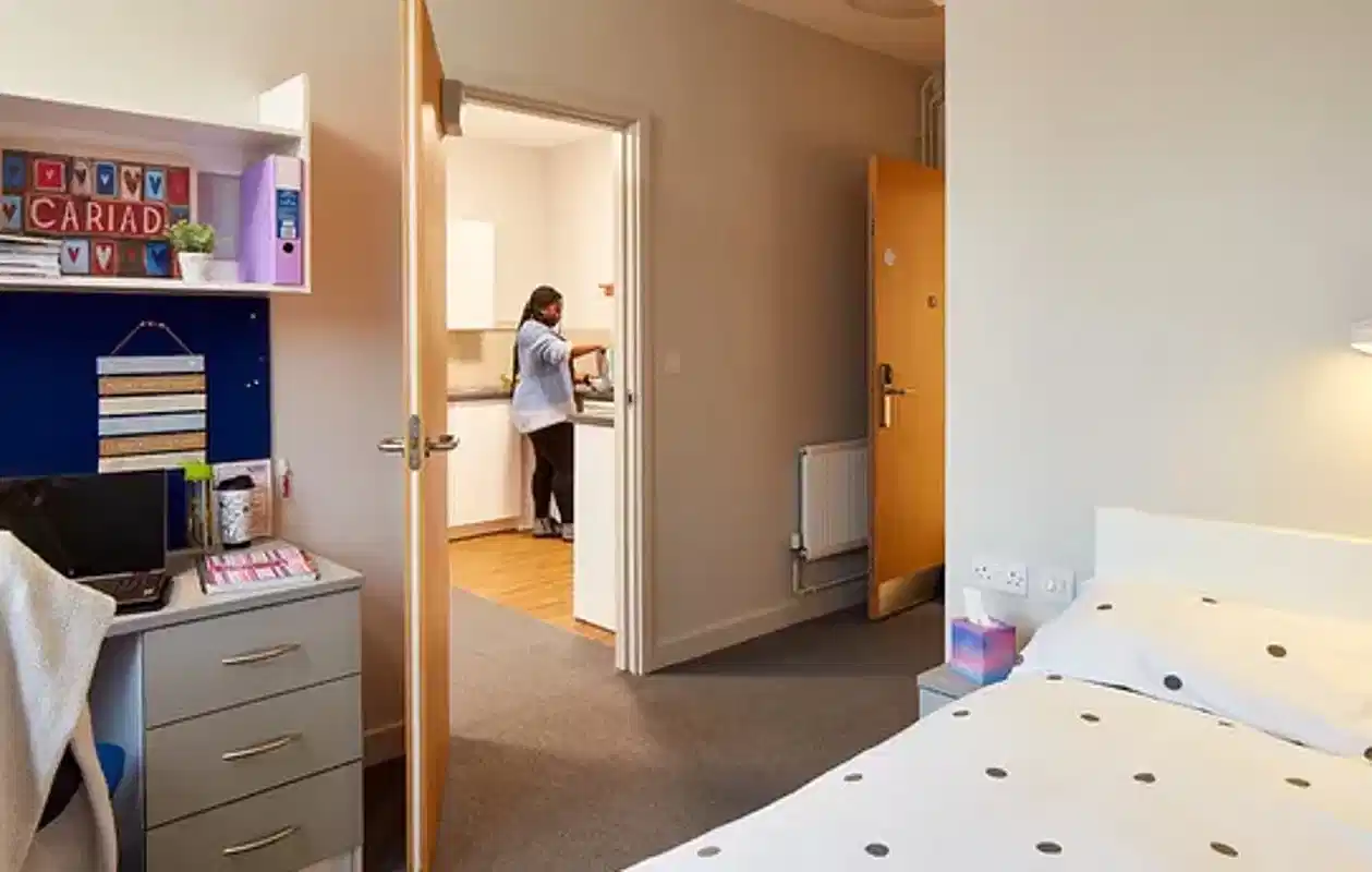 Ensuite - Bedroom?w=400&h=260&fit=crop&q=40&auto=format&trim=auto
