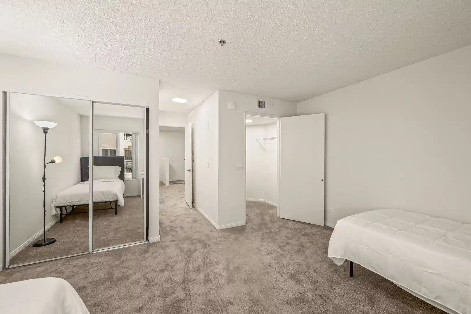 Amenities?w=400&h=260&fit=crop&q=40&auto=format&trim=auto