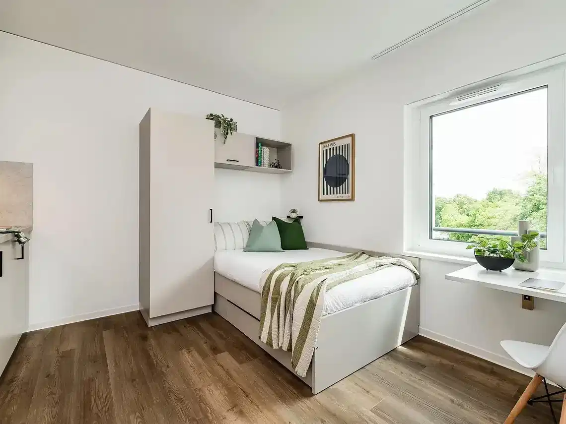 Common Area?w=400&h=260&fit=crop&q=40&auto=format&trim=auto