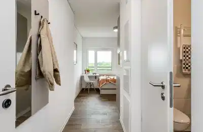 Common Area?w=400&h=260&fit=crop&q=40&auto=format&trim=auto