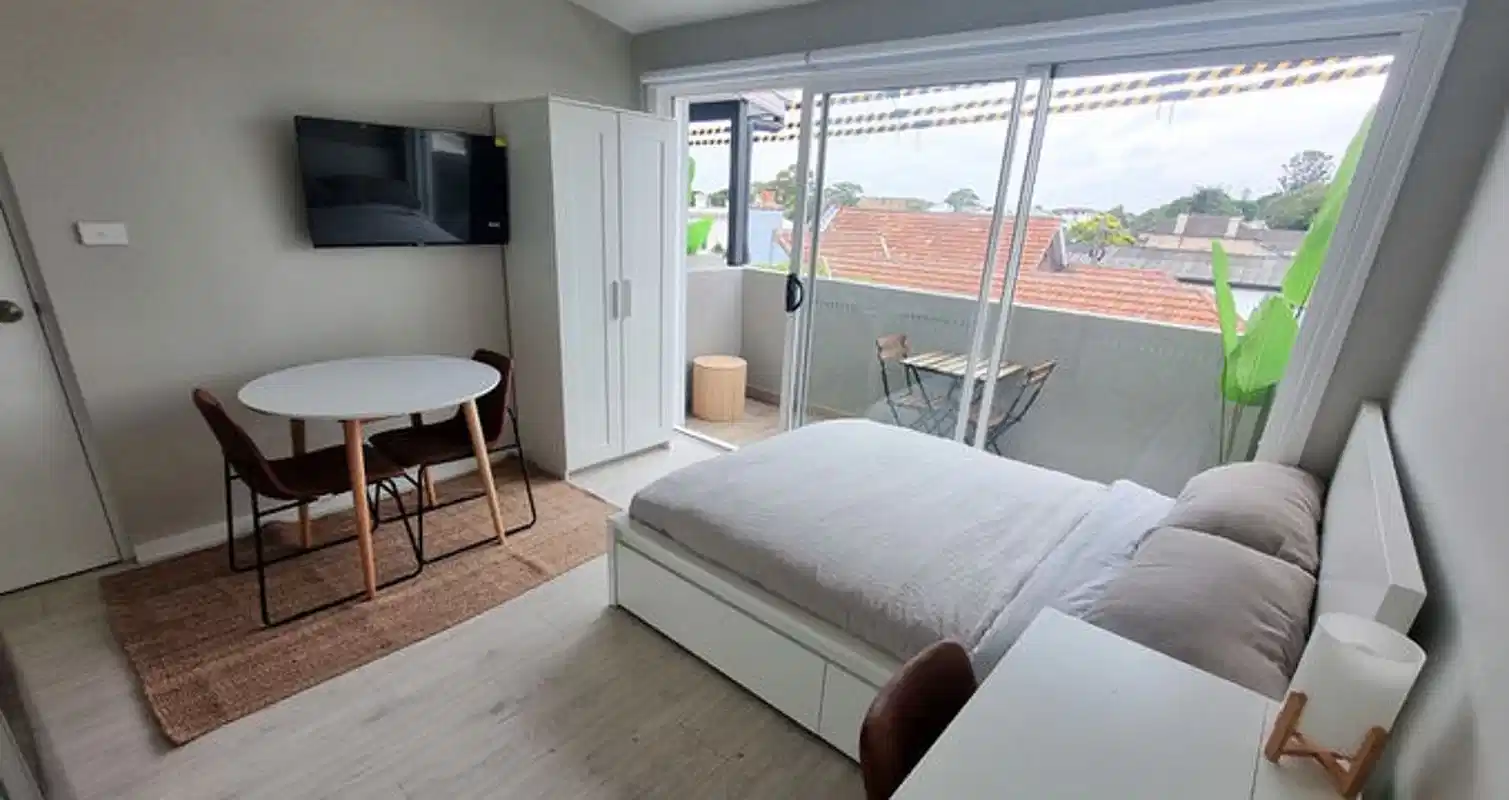 Studio - Bedroom?w=400&h=260&fit=crop&q=40&auto=format&trim=auto