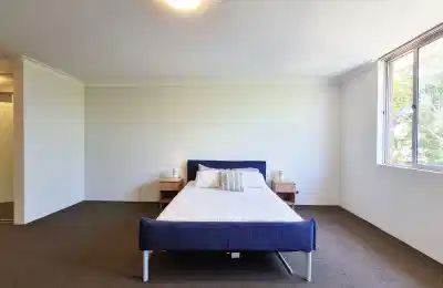 Common Area?w=400&h=260&fit=crop&q=40&auto=format&trim=auto