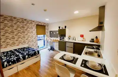 Common Area?w=400&h=260&fit=crop&q=40&auto=format&trim=auto