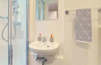 Bedroom?w=400&h=260&fit=crop&q=40&auto=format&trim=auto