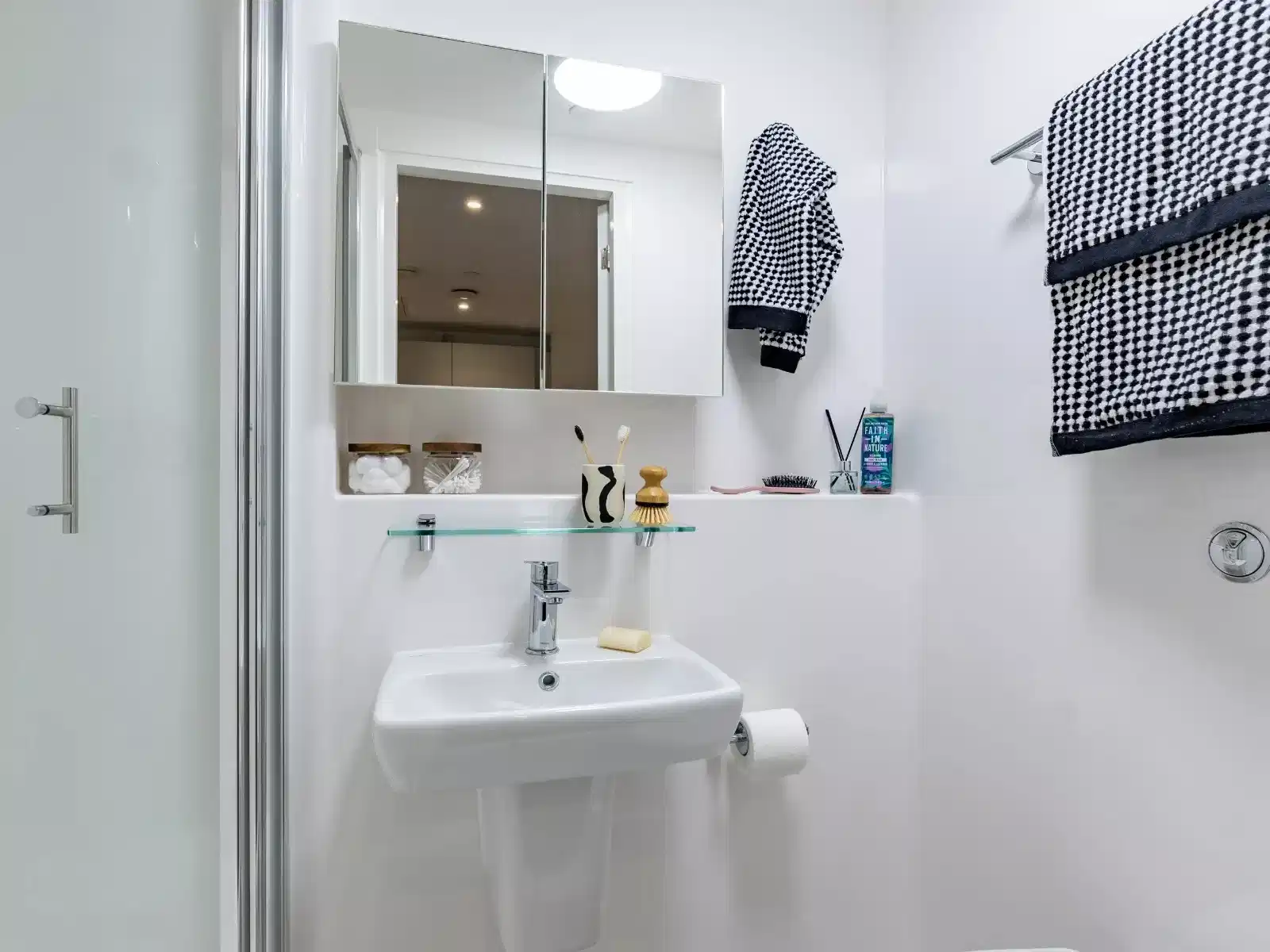 Amenities?w=400&h=260&fit=crop&q=40&auto=format&trim=auto