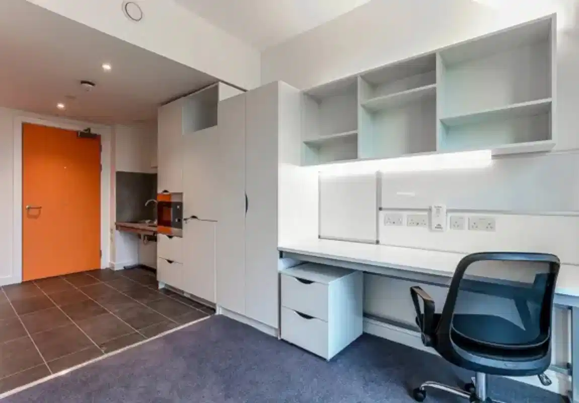 Common Area?w=400&h=260&fit=crop&q=40&auto=format&trim=auto