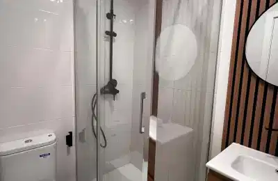 Bathroom?w=400&h=260&fit=crop&q=40&auto=format&trim=auto