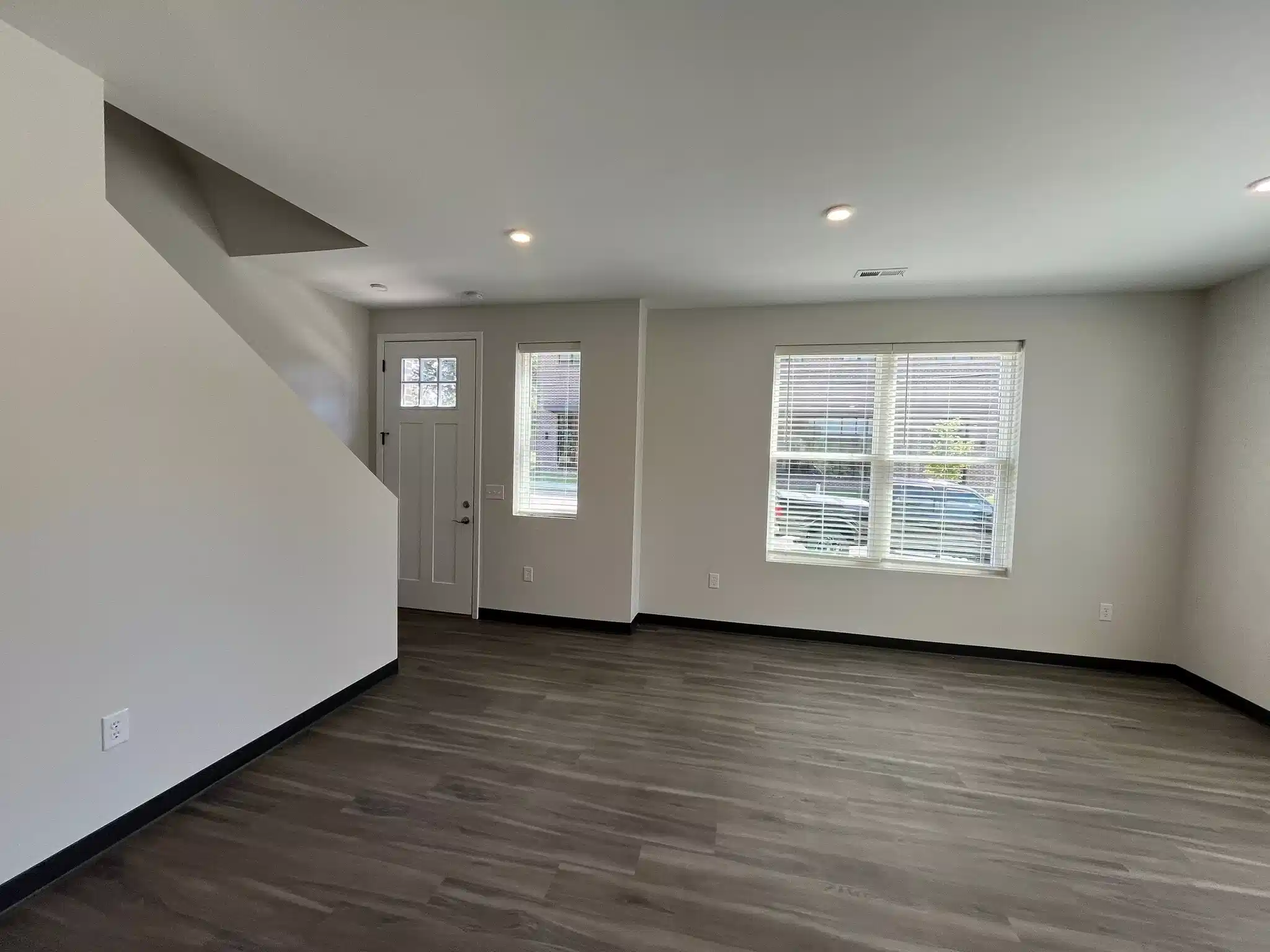 Bedroom?w=400&h=260&fit=crop&q=40&auto=format&trim=auto