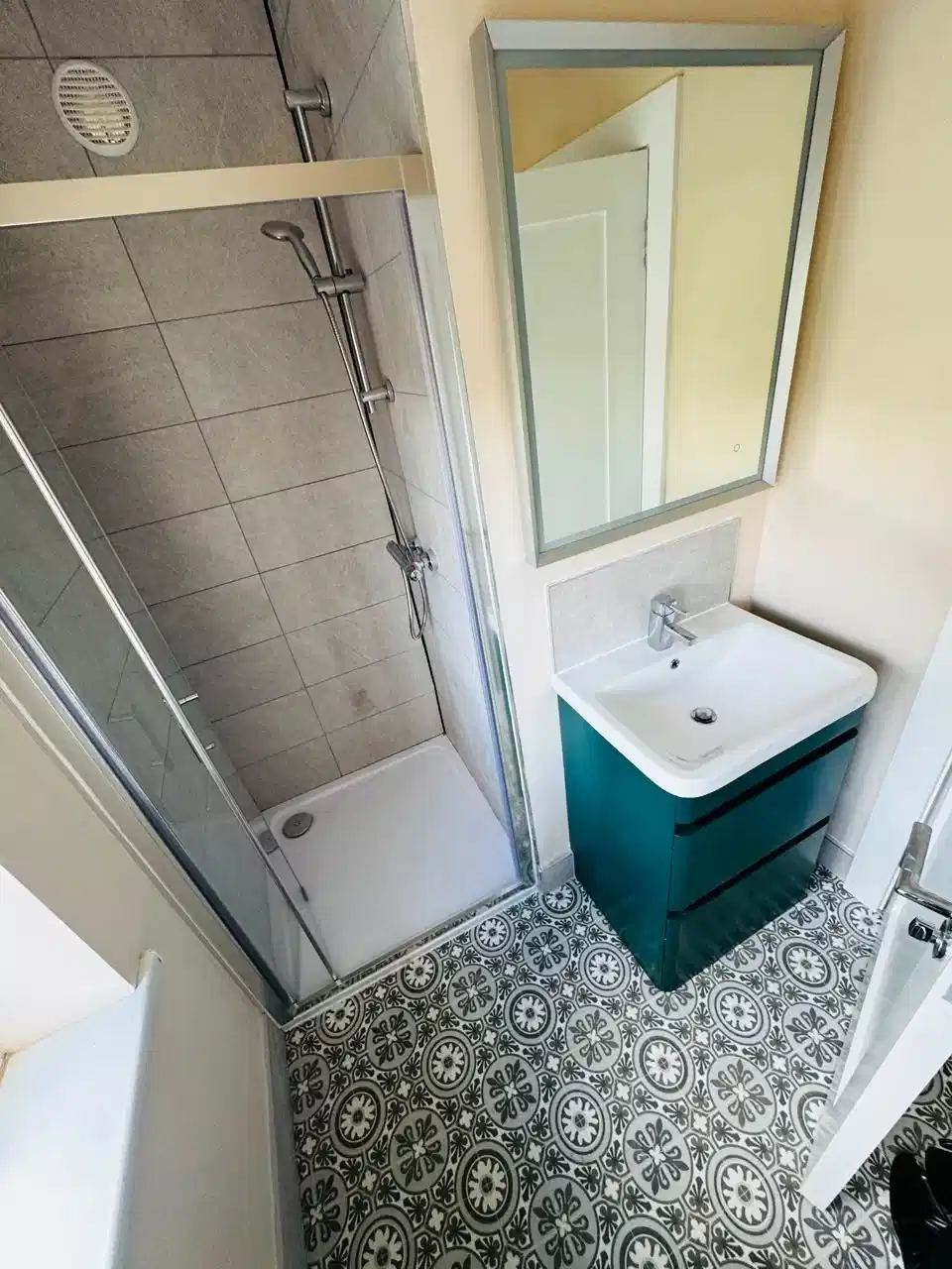 Room in a 4 Bedroom Apartment, 96 A St Maelruan's Park, Tallaght, Dublin 24, D24 WTR6 - Dublin, Ireland - Bathroom