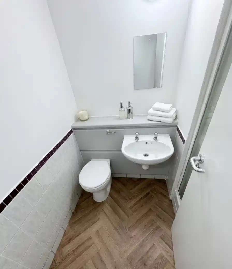 Room in a 4 Bedroom Apartment, Apartment 55, North Quay Place, Pope's Quay Street, Cork, T23 RX48 - Cork, Ireland - Bathroom