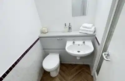 Room in a 4 Bedroom Apartment, Apartment 71, North Quay Place, Pope's Quay Street, Cork, T23 Y0FD - Cork, Ireland - Bathroom