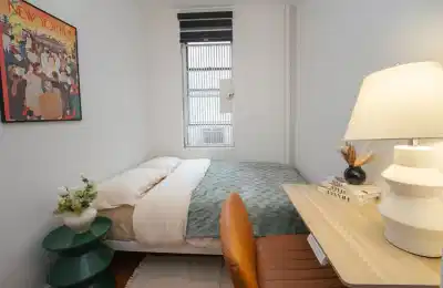 Bedroom?w=400&h=260&fit=crop&q=40&auto=format&trim=auto