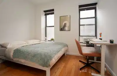 Bedroom?w=400&h=260&fit=crop&q=40&auto=format&trim=auto