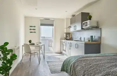 Bedroom?w=400&h=260&fit=crop&q=40&auto=format&trim=auto