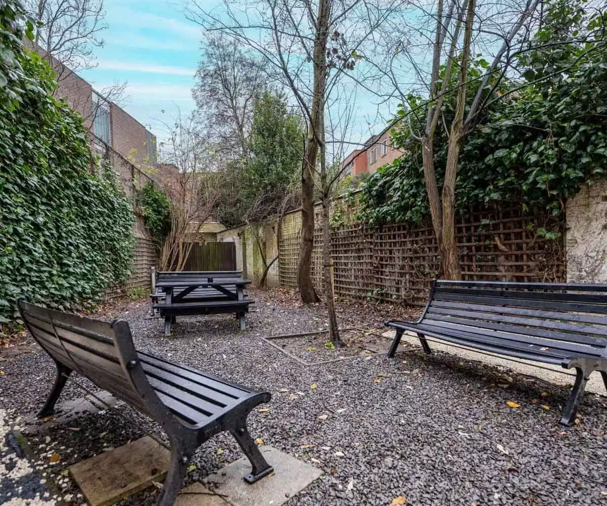 Common Area?w=400&h=260&fit=crop&q=40&auto=format&trim=auto