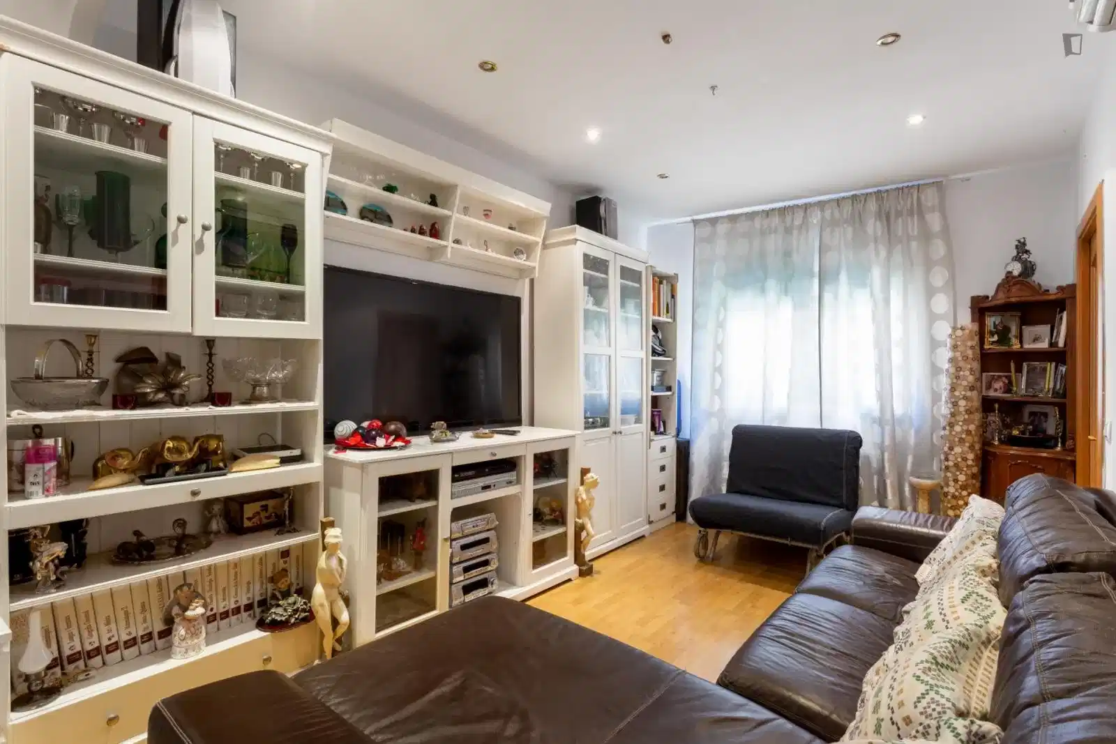 Common Area?w=400&h=260&fit=crop&q=40&auto=format&trim=auto